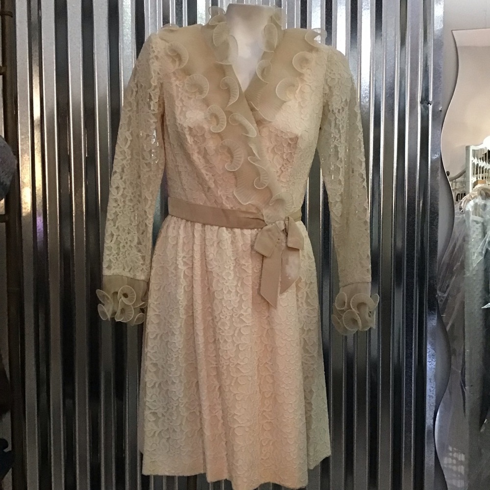Vintage Ronnie Dress measures. 17” pit to pit. Waist 16 “ so vintage 32” waist